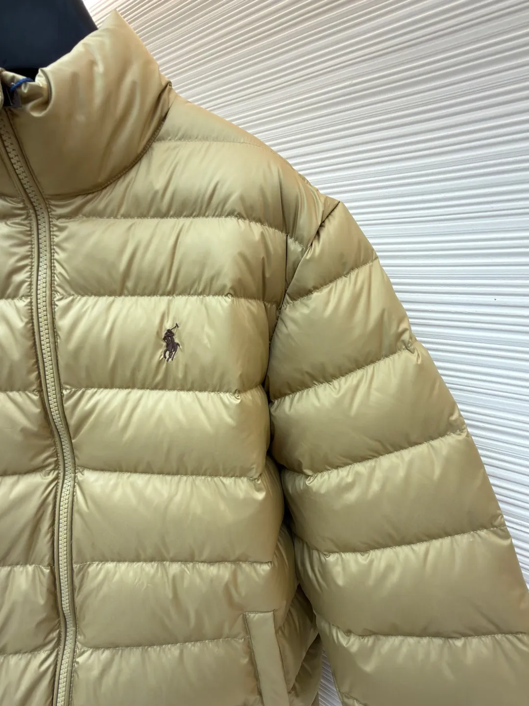 P890 Ralph Lauren embroidered rib down jacket ●Original version: Purchased and developed by 2562 ●Item number: 1682294-D15 ●Fabric: white duck down fabric ●Technology: mechanical down filling ●Color: khaki ●Type: fitted version ●Weight: about 585 grams ●Size: S-M-L-XL ●Description: Nylon fabric has good windproof and waterproof properties and can effectively block the intrusion of wind and rain from the outside Keeps the inside dry and suitable for wearing in humid or rainy conditions. The red label on the chest is made with an imported MECLO embroidery machine. The original pattern is scanned first, and then high-quality silk thread is used to make a pattern. The density effect is adjusted by continuous pattern making. The zipper design is simple and elegant. It is easy to operate; the closing design of the cuffs and hem effectively prevents cold wind from invading, improving the warmth and comfort of wearing. It uses 90 white duck down with a weight of 260g to ensure excellent thermal insulation performance. After the velvet has been strictly screened and processed, it is not easy to drill into the velvet, ensuring durability. The overall wiring is straight and delicate, the fabric is comfortable and soft, and the color is consistent without color difference. It can be matched with the same style to create a fashionable look and control various occasions. Customized accessories, complete with three standards, same style for men and women!